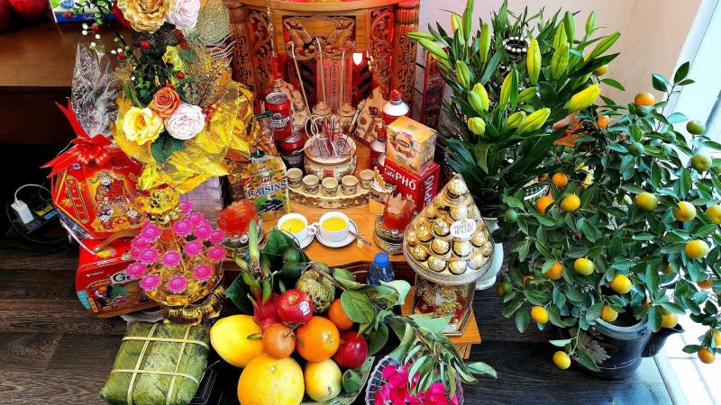 Hình ảnh cận cảnh một phần mâm lễ vật cúng về nhà mới đang được chuẩn bị, có thể là đĩa xôi gấc đỏ tươi hoặc việc bày biện đĩa ngũ quả đẹp mắt